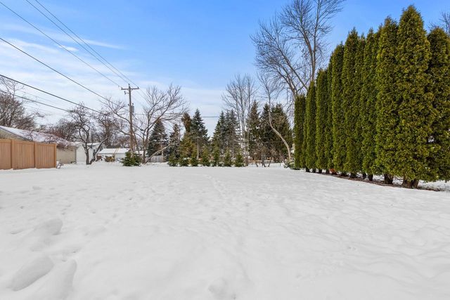 412 E Spooner ROAD, Fox Point, WI 53217