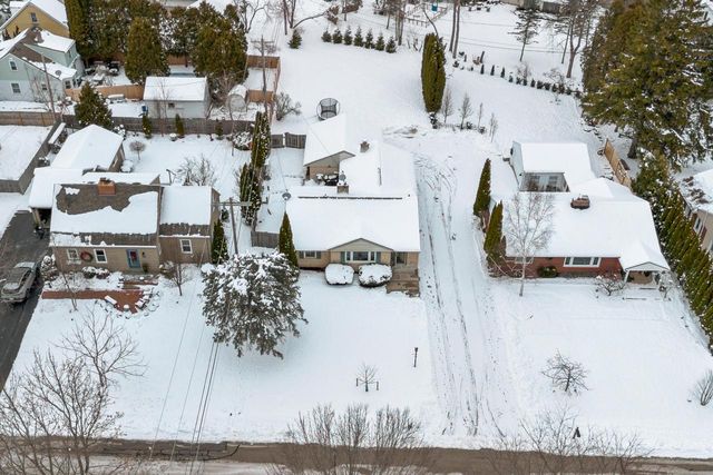 412 E Spooner ROAD, Fox Point, WI 53217