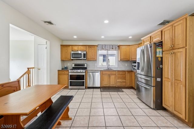 348 River Dr, Garfield City, NJ 07026