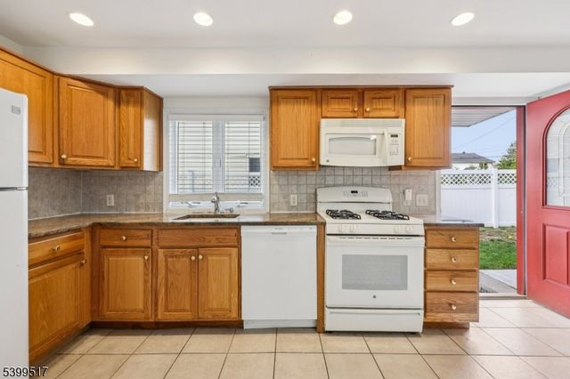 348 River Dr, Garfield City, NJ 07026