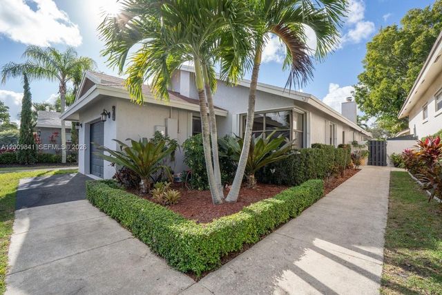 575 Lakeside Cir, Sunrise, FL 33326