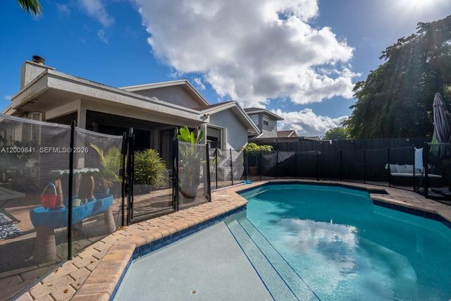 575 Lakeside Cir, Sunrise, FL 33326