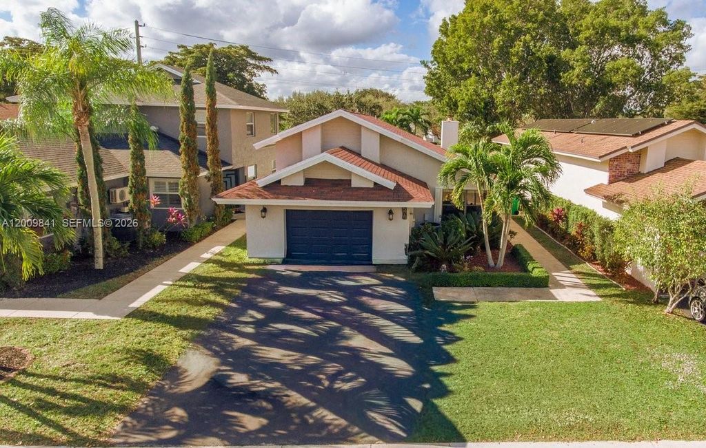 575 Lakeside Cir, Sunrise, FL 33326