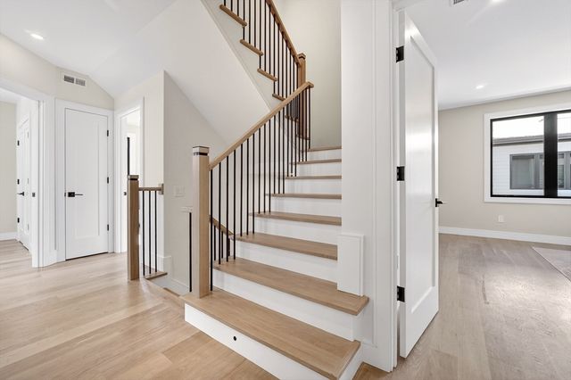 14 Pennsylvania Ave 1, Newton, MA 02461