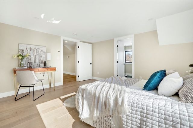 14 Pennsylvania Ave 1, Newton, MA 02461