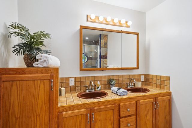 23762 Hutchinson Rd, Los Gatos, CA 95033