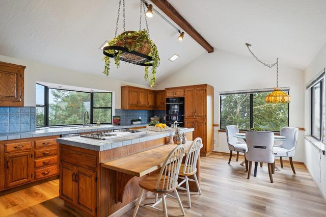 23762 Hutchinson Rd, Los Gatos, CA 95033