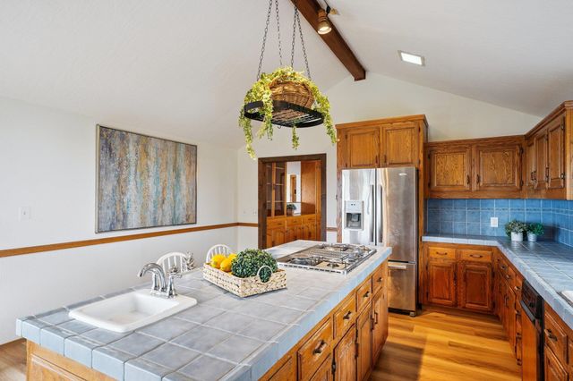 23762 Hutchinson Rd, Los Gatos, CA 95033