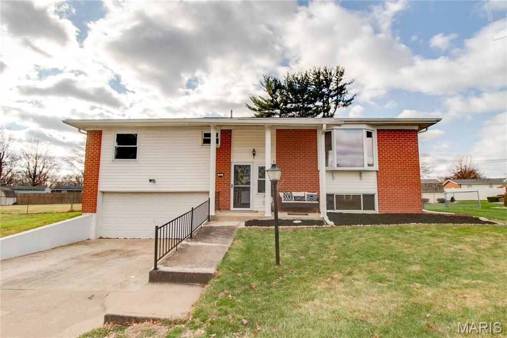 321 Mercury Drive, Godfrey, IL 62035