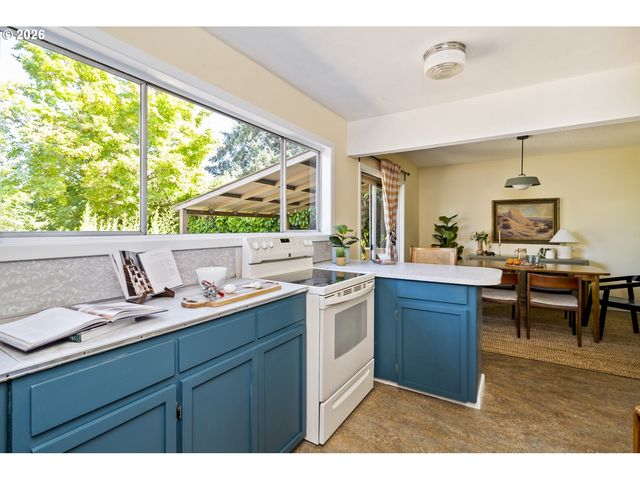 9556 N TIOGA Ave, Portland, OR 97203