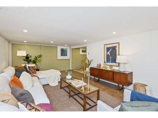 9556 N TIOGA Ave, Portland, OR 97203