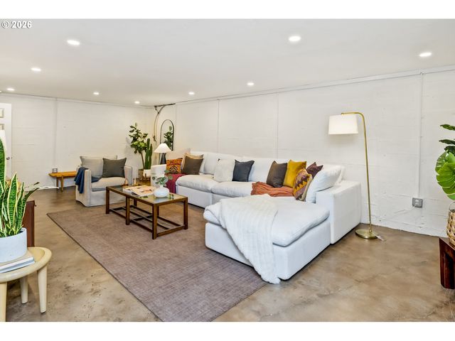9556 N TIOGA Ave, Portland, OR 97203
