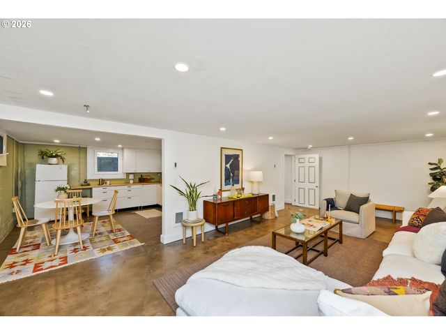 9556 N TIOGA Ave, Portland, OR 97203