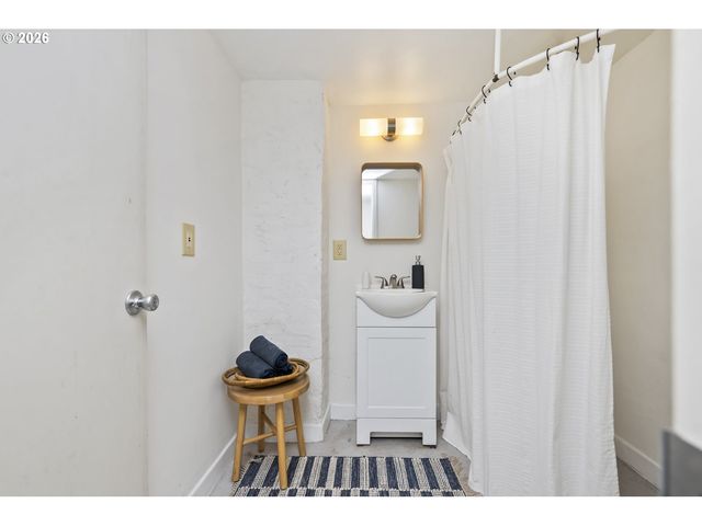 9556 N TIOGA Ave, Portland, OR 97203
