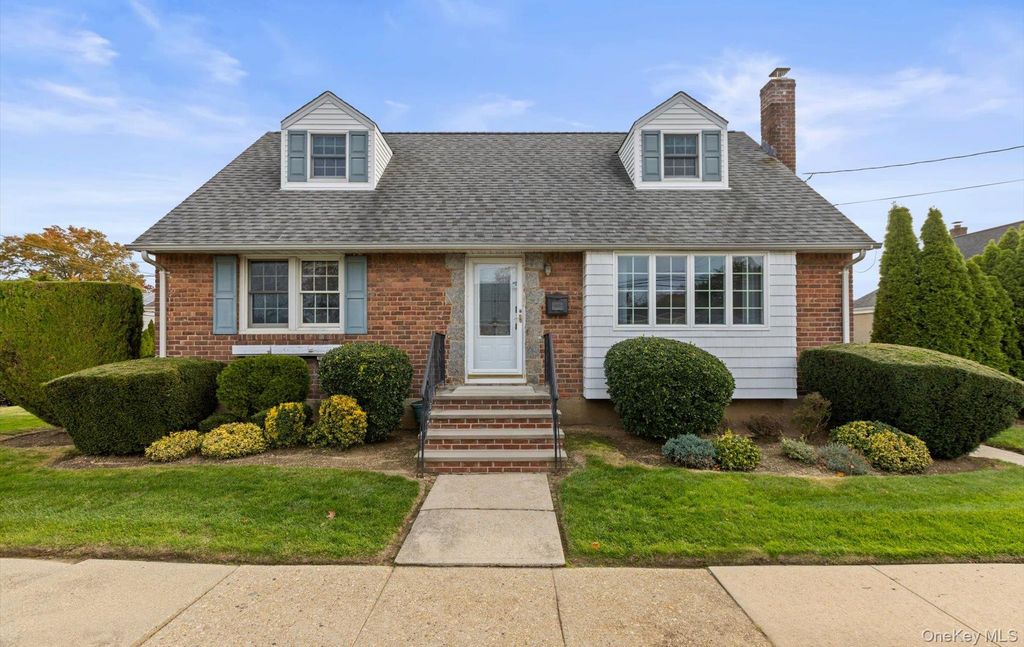 124 Kilburn Road S, Garden City South, NY 11530