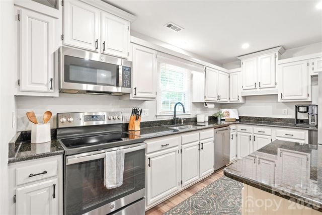 419 Scarborough Lane, Matthews, NC 28105