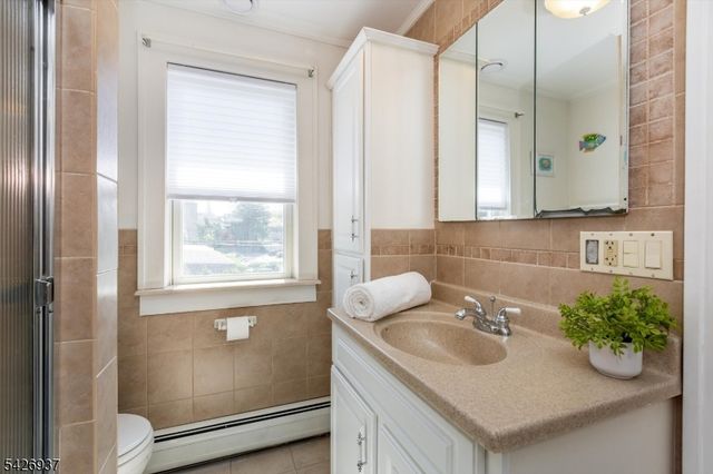 27 Edgewood Rd, Bloomfield Twp., NJ 07003