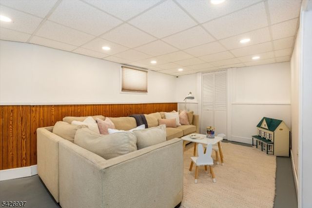 27 Edgewood Rd, Bloomfield Twp., NJ 07003