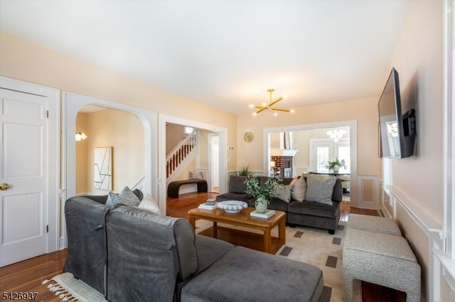 27 Edgewood Rd, Bloomfield Twp., NJ 07003