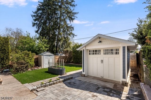 27 Edgewood Rd, Bloomfield Twp., NJ 07003