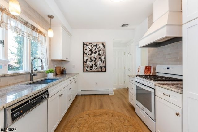 27 Edgewood Rd, Bloomfield Twp., NJ 07003