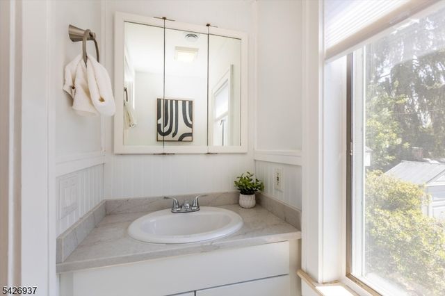 27 Edgewood Rd, Bloomfield Twp., NJ 07003