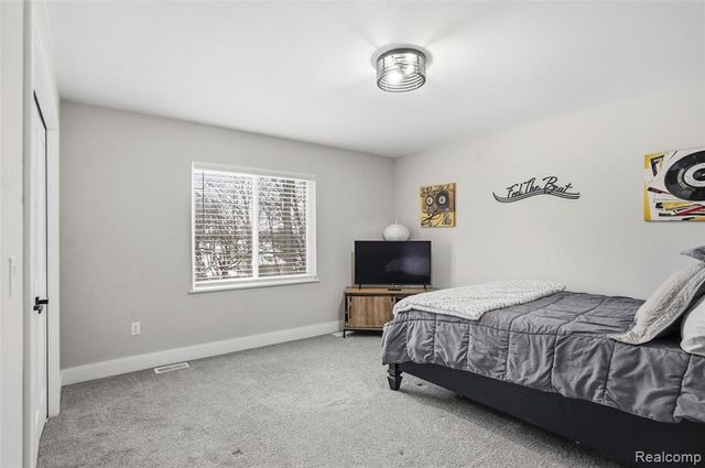 3570 Watkins Lake Road, Waterford, MI 48328