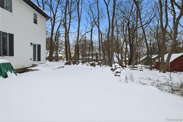 3570 Watkins Lake Road, Waterford, MI 48328