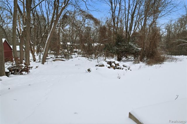 3570 Watkins Lake Road, Waterford, MI 48328