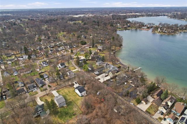 3570 Watkins Lake Road, Waterford, MI 48328