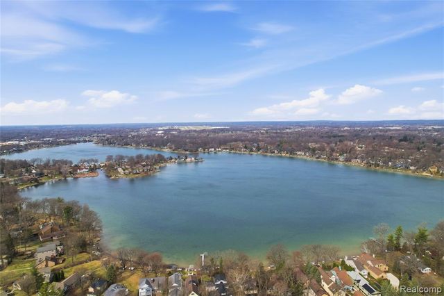 3570 Watkins Lake Road, Waterford, MI 48328