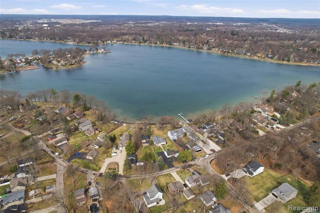 3570 Watkins Lake Road, Waterford, MI 48328