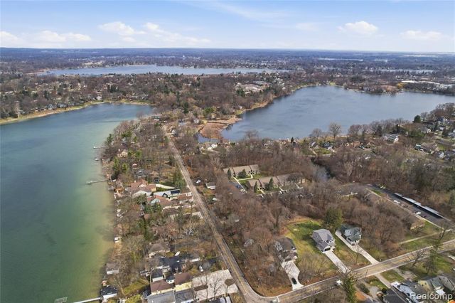 3570 Watkins Lake Road, Waterford, MI 48328