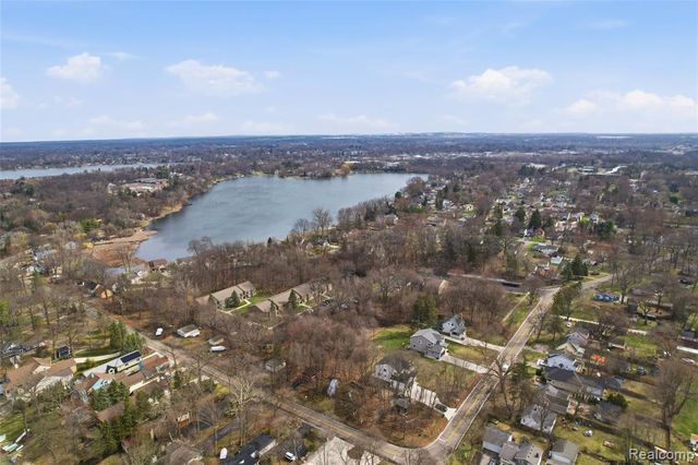 3570 Watkins Lake Road, Waterford, MI 48328