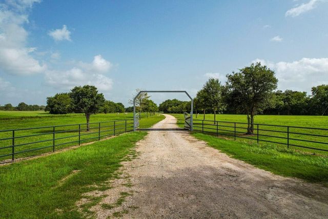 1331 E Parker Road, Muldoon, TX 78949