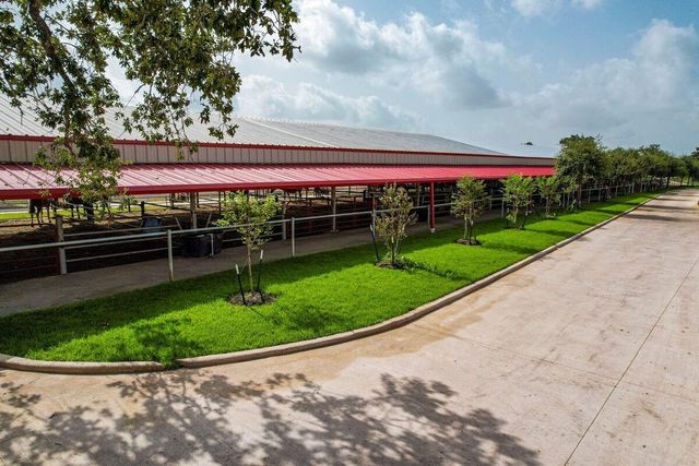 1331 E Parker Road, Muldoon, TX 78949