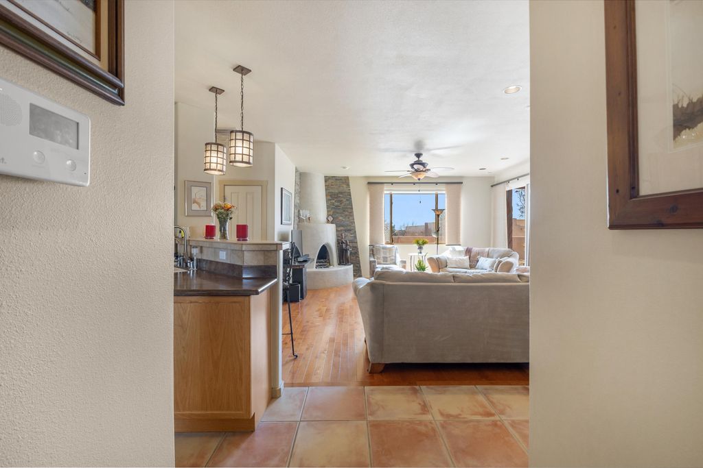 Image 6 of property listing at 4 Rusty Spur Place, Santa Fe, NM 87508