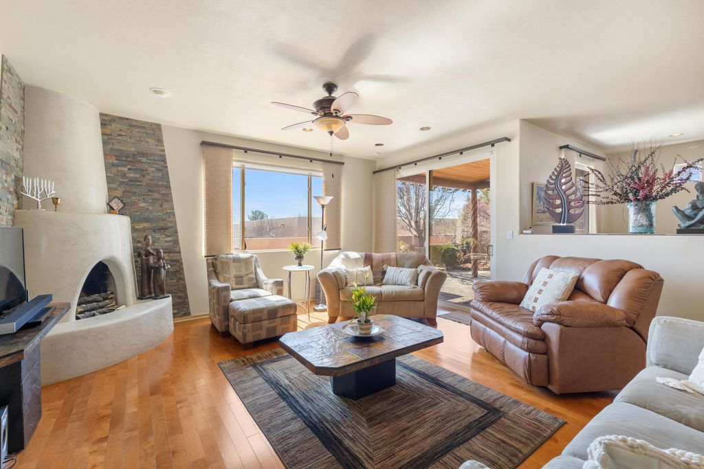 Image 8 of property listing at 4 Rusty Spur Place, Santa Fe, NM 87508