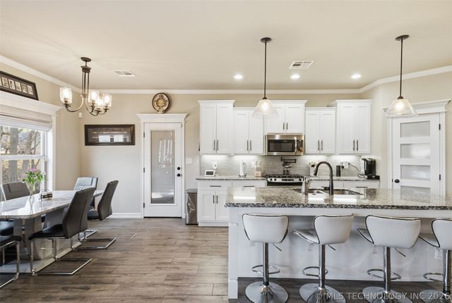 506 Castle Pines Circle, Claremore, OK 74019