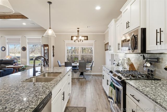 506 Castle Pines Circle, Claremore, OK 74019