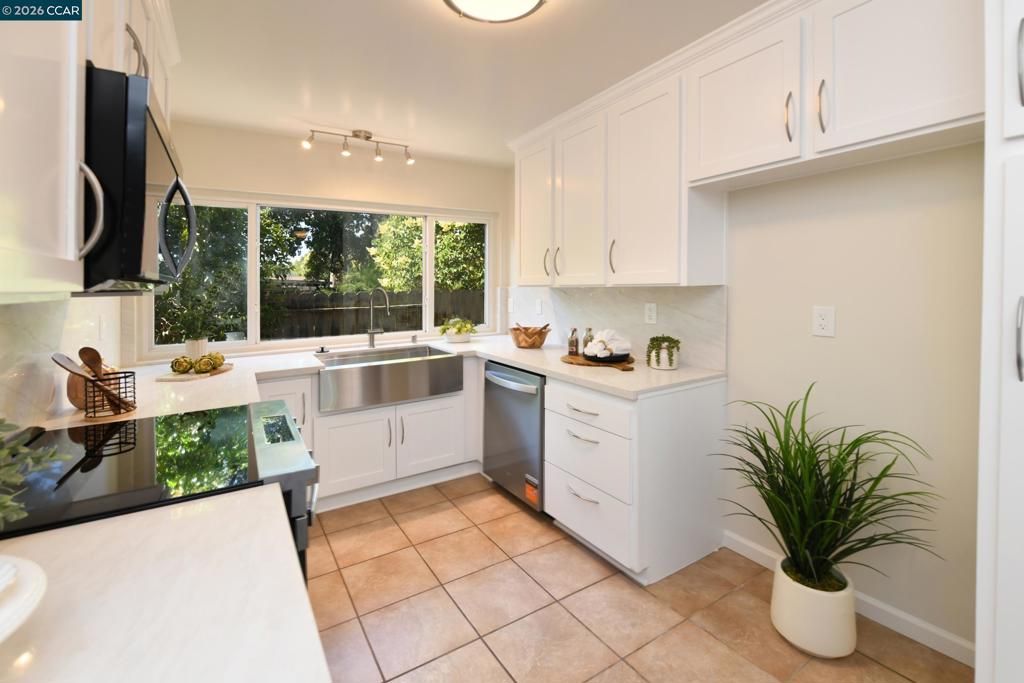 Image 10 of property listing at 1759 Elm Rd, Concord, CA 94519