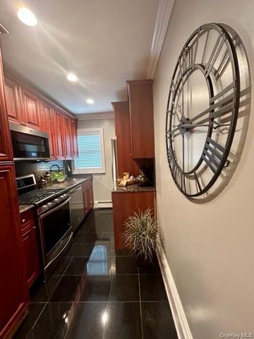 76 South Clinton Avenue 1B, Bay Shore, NY 11706