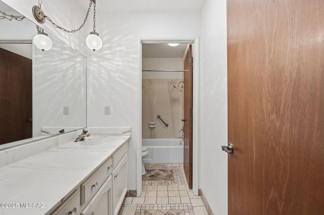 1225 N Abrego Drive, Green Valley, AZ 85614