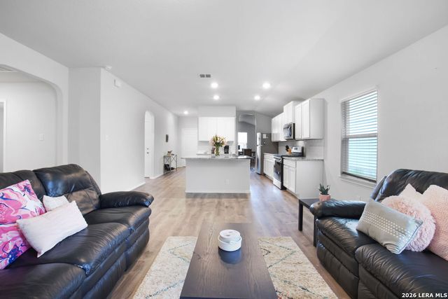8135 Falcon Meadow, Converse, TX 78109