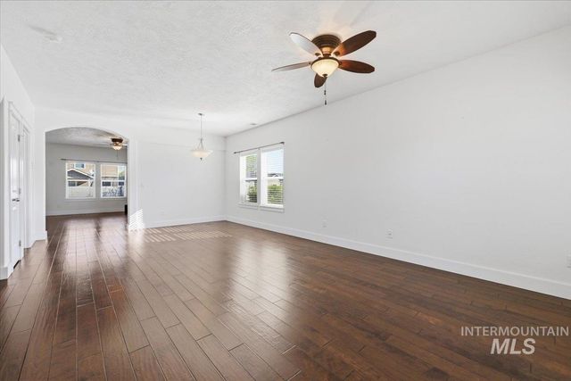 1406 W Crystal Falls Ave, Nampa, ID 83651