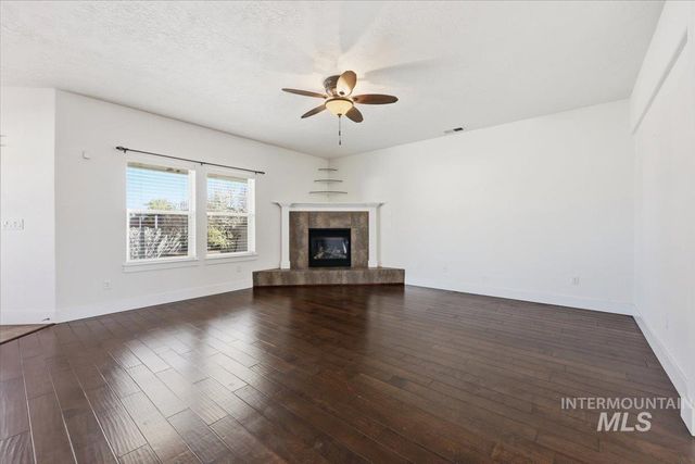 1406 W Crystal Falls Ave, Nampa, ID 83651