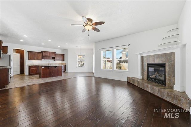 1406 W Crystal Falls Ave, Nampa, ID 83651