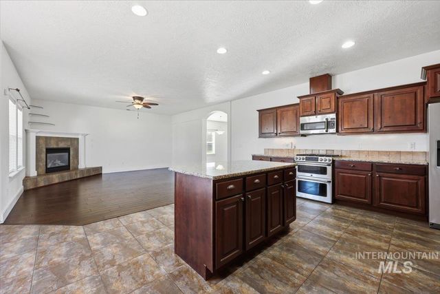 1406 W Crystal Falls Ave, Nampa, ID 83651