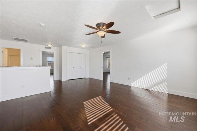 1406 W Crystal Falls Ave, Nampa, ID 83651