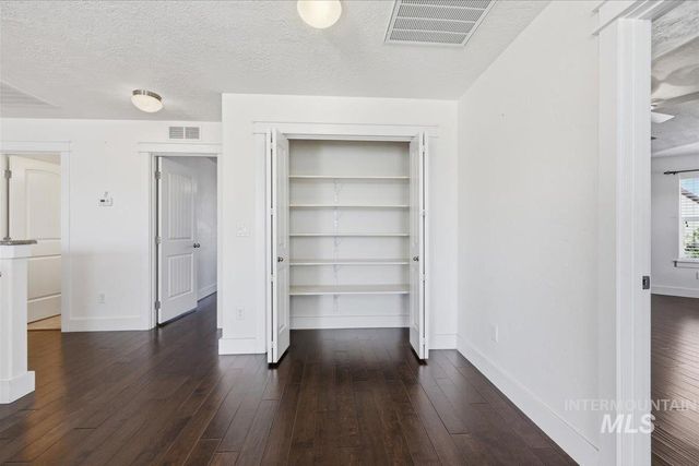 1406 W Crystal Falls Ave, Nampa, ID 83651